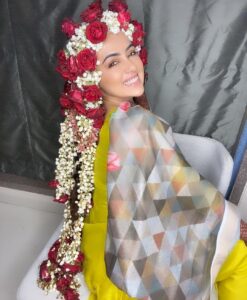 Sana Khan Instagram - I always wanted to wear this for my wedding but I forgot to order for this. 
Thanks to my nasreen didi who got this on my day of nikkah even though I delayed wearing it for 2 more days coz of the packed schedule but look how fresh it was 😍 
Do u guys like it? 🙌🏻
.
.
.
.
#sanakhan #sanaanas #flowers #wedding #nikkah