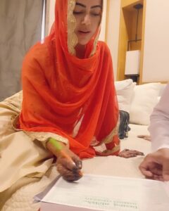 Sana Khan Instagram - Last month this day I said “Qubool hai ☺️”
It’s one month today Alhamdullilah bas aise he haste haste puri zindagi nikal jaye 🥰
Took the best decision of my life for once 🎊
My saasu ma made this dupatta for me 😁
.
.
.
.
#sanaanas #onemonth #alhamdulillah #blessed #anassaiyad
