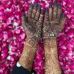 Sana Khan Instagram - Agar mera Ishq itna pak na hota toh meri mehendi ka colour itna dark na hota 😋 @anas_saiyad20 . . . . #sanakhan #anassayied #mehendi #married #alhamdulillah #blessed