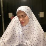 Sana Khan Instagram - When u praying n suddenly forget which rakat you’re on 😭😭 I m like YA ALLAH yaad dilade phir nahin bholungi 😂 Mujhe toh rona ata hai But I really think deep just like my 2nd pic but all waste and I restart again 🤪 I m sure u all relate to this 🙌🏼 . . . . #sanakhan #ramadan2020 #memory #toughsituation