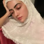 Sana Khan Instagram - Alhamdulillah I m so grateful I didn’t end up with what I thought I wanted ♥️ . . . . . Ps: I have been using this head scarf for over 10years now 🙌🏼 I take care of what I love 💓 . . . #sanakhan #ramadan2020 #grateful #alhamdulillah #allahuakbar