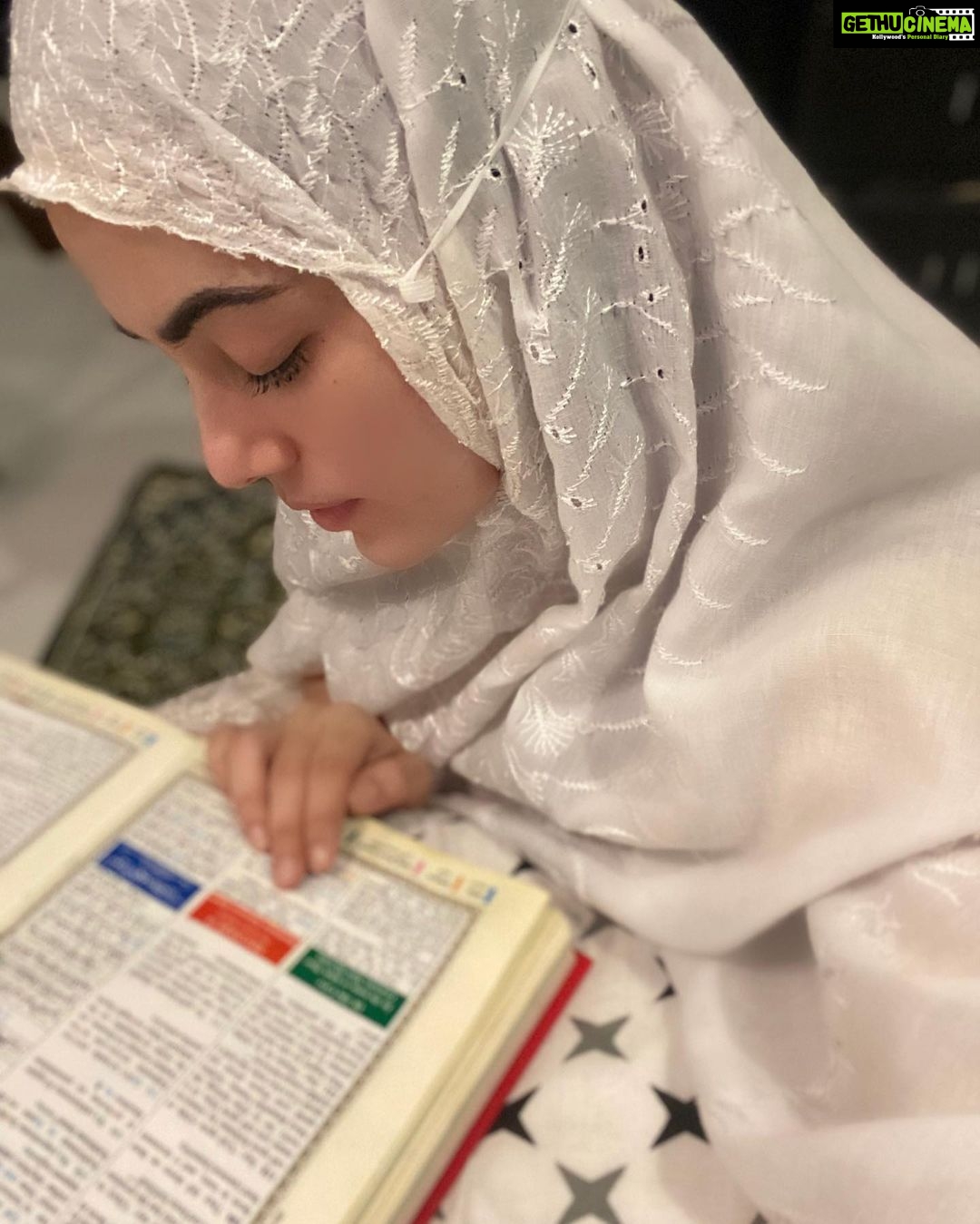 Sana Khan Instagram - Thought of sharing this coz it has helped me in so many magical ways🥰 This is what makes me glow all the time 😍 Alhamdulillah it’s been so many years I never missed out on reciting Surah kahf (the cave)on Friday’s ♥️ I play it on YouTube n repeat after it if I m travelling for a day or week so tht I don’t miss it 🤲🏼 Fazilat: 1)Allah unlogo ko apne hifzo amaan mai leleta hai till next Friday 2)Allah pak husn ke saath khubsurat bana deta hai (noorani bana deta hai) it includes chehre ki khoobsurati, dil ka sukoon,rozi Mai barkat. It beautifies everything related to us including our appearance🌙 3) Protects us from fitna n dajjal . . . . . #sanakhan #ramadan2020 #3rdfriday #jummah