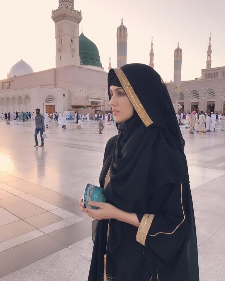 Sana Khan Instagram - This indeed is my most fav pic of all♥️ Madina 🌙 This year I was all excited to go back but unfortunately so many including us could not. May we all visit here soon n again n again♥️ . . . . . #sankhan #umrah #madina #myfav