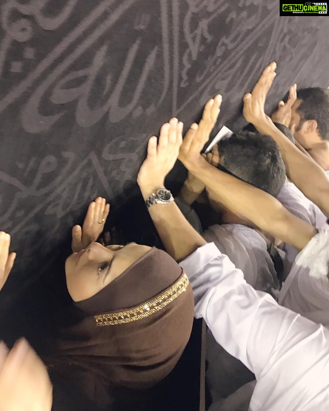 Sana Khan Instagram - This is Alhamdullilah my 5th umrah... n to b honest I still can't believe I actually saw, touched, felt, smelled Kaaba sharif❣️I just told my mom today in Haram tht I sill can't believe I m here,seeing it live rite in front of me .. I feel I m still in a dream or may b dead .. it's still so unreal for me to b here!! This place has changed me mentally so much, every visit here is making me better n better n yes I m try my best to b the best for the One n Only 🙂 Ya Allah thank u for bringing me here over n over n giving me Privilage to get my family coz thts the only good I do I feel🙏🏻 N I pray frm bottom of my heart tht every soul on earth gets this opportunity to b here n feel the magic !! #makkah #holyland #Allah #allahuakbar #ramadan #2017 #umrah #family #positivevibes #blessed #lucky #happy