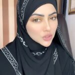 Sana Khan Instagram - Allah subhana wa tala ne mujhe aur apko Ek taufa diya hai aur uska naam rakha hai zindagi. Aur kaha issey jaise kharch karni hai waisi kare Par jab woh khatam Ho jaye aur hum lautke wapas Allah ke pass bula liya jaye Toh woh hame puchengey ki apne us tofe ka kya kharida?? JANNAT ya JAHANNAM?? Hume is toufe ko sahi istemal karna chahiye issey pehle ki hum lautadiye gaye 🤲🏻 #sanakhan #islamicreminder #alhamdulillah #allahuakbar #allah #shukar #sabr