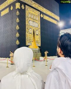 Sana Khan Instagram - Satve Asmaan par rehne wala Allah 
Hamare saath rehne walo se hamara dukh behtar janta hai 🕋♥️
Abaya @hayabysanakhan 
.
.
Thank you so much @alkhalidtours for organising this umrah for us with so much ease & taking care of every details from travel to stay to ziyarat.
.
.
.
.
#makkah #haram #sanakhan #anassaiyad #umrah #alhamdulillah