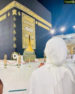 Sana Khan Instagram - Satve Asmaan par rehne wala Allah 
Hamare saath rehne walo se hamara dukh behtar janta hai 🕋♥️
Abaya @hayabysanakhan 
.
.
Thank you so much @alkhalidtours for organising this umrah for us with so much ease & taking care of every details from travel to stay to ziyarat.
.
.
.
.
#makkah #haram #sanakhan #anassaiyad #umrah #alhamdulillah