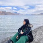 Sana Khan Instagram - Everytime that I thought I lost something that was good for me, Allah blessed me with something better, SubhanAllah. . . . . . #sanakhan #anassaiyad #sanaanas #ladakh #leh #pangonglake #beauty #nature #alhamdulillah Pangong Lake, Ladakh