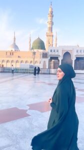 Sana Khan Instagram - Muhammad ka roza kareeb aa raha hai
Bulandi pe mera naseeb aa raha hai 🥺♥️
.
.
.
Abaya @hayabysanakhan 
@alkhalidtours 
.
.

#madina #sanakhan #anassaiyad #sanaanas #alhamdulillah #umrah
