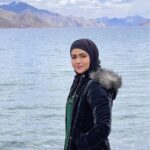 Sana Khan Instagram - Everytime that I thought I lost something that was good for me, Allah blessed me with something better, SubhanAllah. . . . . . #sanakhan #anassaiyad #sanaanas #ladakh #leh #pangonglake #beauty #nature #alhamdulillah Pangong Lake, Ladakh