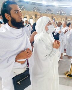 Sana Khan Instagram - Satve Asmaan par rehne wala Allah 
Hamare saath rehne walo se hamara dukh behtar janta hai 🕋♥️
Abaya @hayabysanakhan 
.
.
Thank you so much @alkhalidtours for organising this umrah for us with so much ease & taking care of every details from travel to stay to ziyarat.
.
.
.
.
#makkah #haram #sanakhan #anassaiyad #umrah #alhamdulillah