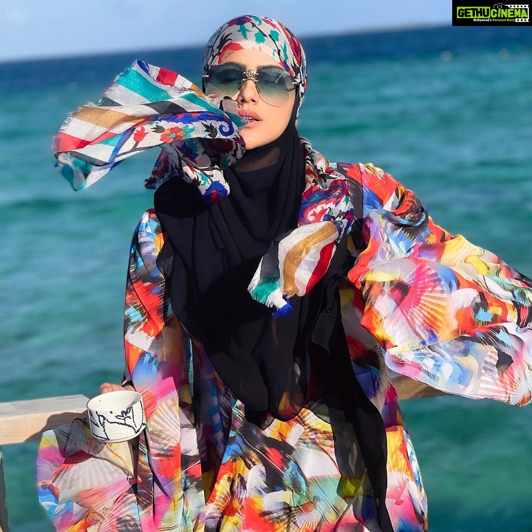 Sana Khan Instagram - My husband can get a beautiful click inspite of these crazy winds😁 Ur the best @anas_saiyad20 ♥️ . . . . . @finolhu_maldives @aabee_holidays #finolhu #maldives #barefootchic #maldives #windy #sanakhan #anassaiyad #sanaanas #alhamdulillah #blessed Finolhu Baa Atoll
