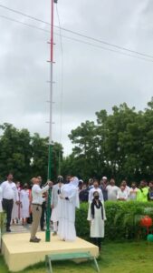 Sana Khan Instagram - This was indeed a great honour to host our flag our pride on this auspicious day.
All I ever want for my country is to be successful, peaceful & loved.
And May we all be the reason to make our country shine bright & May we all be beneficial to each other.
Ameen 
.
.
.
.
#sanakhan #anassaiyad #sanaanas #happyindependenceday #75th #flaghosting #proudindian #proudhijabi