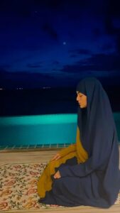 Sana Khan Instagram - Aisa lag raha tha ke namaz ada karti rahoon Allah ki wahdaniyat bayan karti rahoon.
Yeh Zameen, Asmaan, Samundar 😍
.
.
.
.
@finolhu_maldives 
#finolhu #maldives #finolhumaldives #islandplayground #vibrantfinolhu #alhamdulillah #shukar #sanakhan #anassaiyad #sanaanas