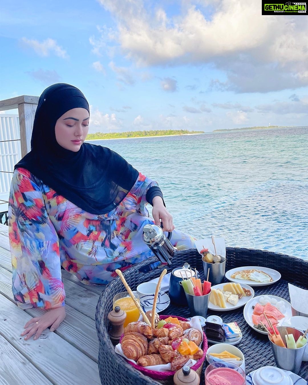 Sana Khan Instagram - Waking up to this beautiful view with floating breakfast is everyone’s dream. So loved it 😍 Thank you @anas_saiyad20 🌹 . . . . . Thank u @finolhu_maldives @aabee_holidays for making these arrangements 🙌🏻 . . . #finolhu #maldives #finolhumaldives #barefootchic #islandplayground #vibrantfinolhu #alhamdulillah #sanakhan #anassaiyad #sanaanas Finolhu Baa Atoll
