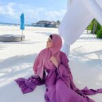 Sana Khan Instagram - Relaxing by the beach 🥰 And ofcourse miya exhausted by the beach 🤣🤣 (clicking my pics)🙈 @anas_saiyad20 ♥️ . . . Thank u @finolhu_maldives @aabee_holidays . . #maldives #finolhumaldives #barefootchic #unwindatfinolhu #vibrantfinolhu #islandplayground #sanakhan #anassaiyad #sanaanas #alhamdulillah #blessed #traveller #beachbabe #ocean #hijabstyle #hijabinspiration #hijabgirl Finolhu Baa Atoll