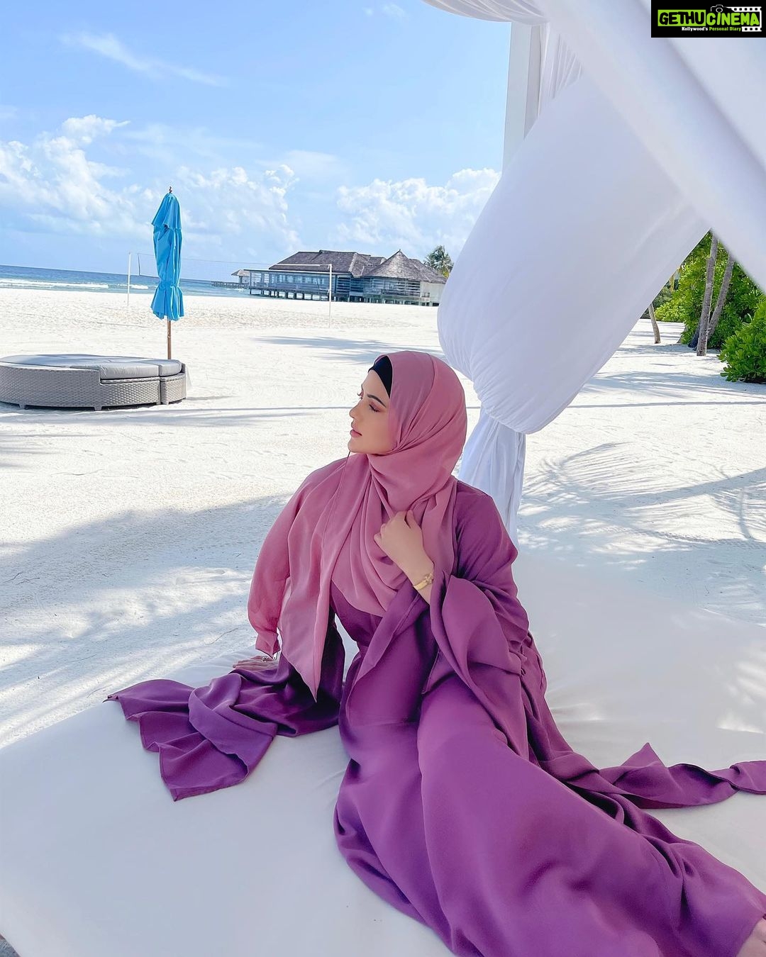 Sana Khan Instagram - Relaxing by the beach 🥰 And ofcourse miya exhausted by the beach 🤣🤣 (clicking my pics)🙈 @anas_saiyad20 ♥️ . . . Thank u @finolhu_maldives @aabee_holidays . . #maldives #finolhumaldives #barefootchic #unwindatfinolhu #vibrantfinolhu #islandplayground #sanakhan #anassaiyad #sanaanas #alhamdulillah #blessed #traveller #beachbabe #ocean #hijabstyle #hijabinspiration #hijabgirl Finolhu Baa Atoll
