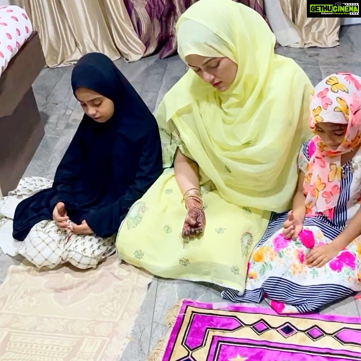 Sana Khan Instagram - Kids at home become what they see. Make sure you give them right tarbiyat with ur actions coz that’s only what they see. Make them understand who we all r & where will we finally return to & thats Allah. May Allah accept our prayers & tauba ♥️ . . . . Ps: My sister in laws kids ♥️ #sanakhan #anassaiyad #upbringing #loveforAllah #family to