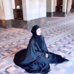 Sana Khan Instagram - This prayer room is on 29th floor for fairmont gold members. The best part about this hotel over all is u have inbuilt speakers everywhere including ur rooms where u can hear Adhan & can perform namaz from ur room with the imaan. This room also give amazing Kaaba view 🕋 @fairmontmakkah . . . . Abaya @hayabysanakhan 🎉 #sanakhan #anassaiyad #sanaanas #umrah #makkah #kaaba #fairmontmakkah