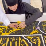 Sana Khan Instagram - Never in my dream I knew tht Allah had such amazing moment planned for me. Allah has been very kind 🥺 Never in my life I thought I would be able to do some stitching on kiswah😢 Thank you saudi government for this experience. And my husband @anas_saiyad20 ♥️ . . . . #sanakhan #anassaiayd #kaaba #kiswah #makkah #alhamdulillah #umrah