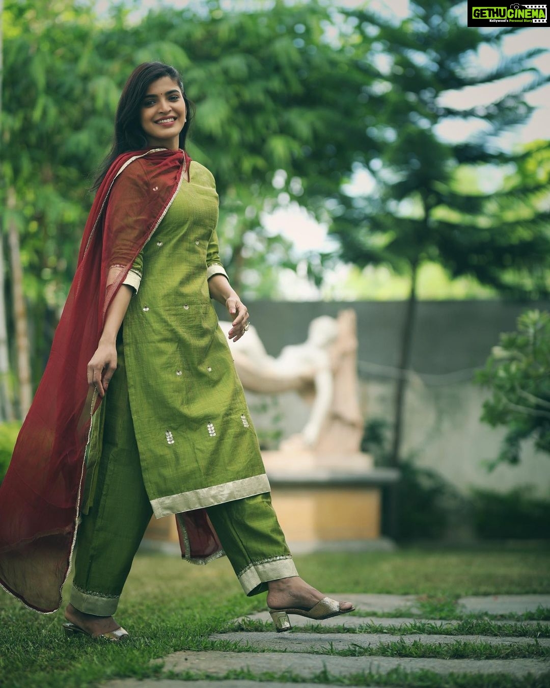 Sanchita Shetty Instagram - 2022 Divine new year ❤️ Praying for you all good health joy love peace. Love to you all. Photograher : @royale_dharma 📸📸 Cloths : @shopkundavai Styled : @ramolaakrishnaraj Jwellery : @rajianand Assisted : @dhina_.dayal #happynewyear2022 #feelingblessed #positivevibes #love #joy #peace #sanchita #sanchitashetty #spreadlovepositivity ❤️