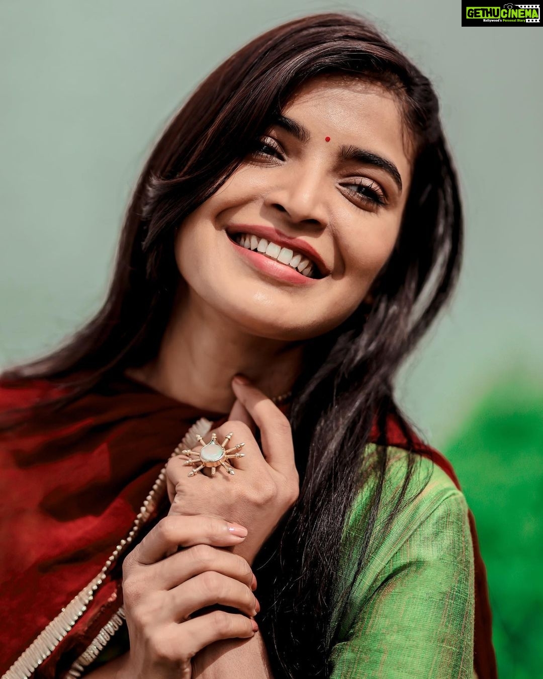 Sanchita Shetty Instagram - 2022 Divine new year ❤️ Praying for you all good health joy love peace. Love to you all. Photograher : @royale_dharma 📸📸 Cloths : @shopkundavai Styled : @ramolaakrishnaraj Jwellery : @rajianand Assisted : @dhina_.dayal #happynewyear2022 #feelingblessed #positivevibes #love #joy #peace #sanchita #sanchitashetty #spreadlovepositivity ❤️