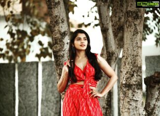 Sanchita Shetty Instagram - Merry Christmas 🌲🎄 Photograher : @royale_dharma 📸📸 Cloths : @shopkundavai Styled : @ramolaakrishnaraj Jwellery : @rajianand Assisted : @dhina_.dayal #sanchita #sanchitashetty #spreadlovepositivity ❤️