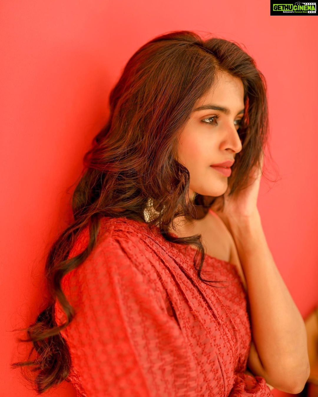 Sanchita Shetty Instagram - Acceptance comes with the right knowledge.. Sanchita quotes π· Photograher : @royale_dharma πΈπΈ Designer : @slayofficialstudio @simarvinodh Styled : @ramolaakrishnaraj Jwellery : @rajianand Assisted : @dhina_.dayal #sanchita #sanchitashetty #spreadlovepositivity β€οΈ