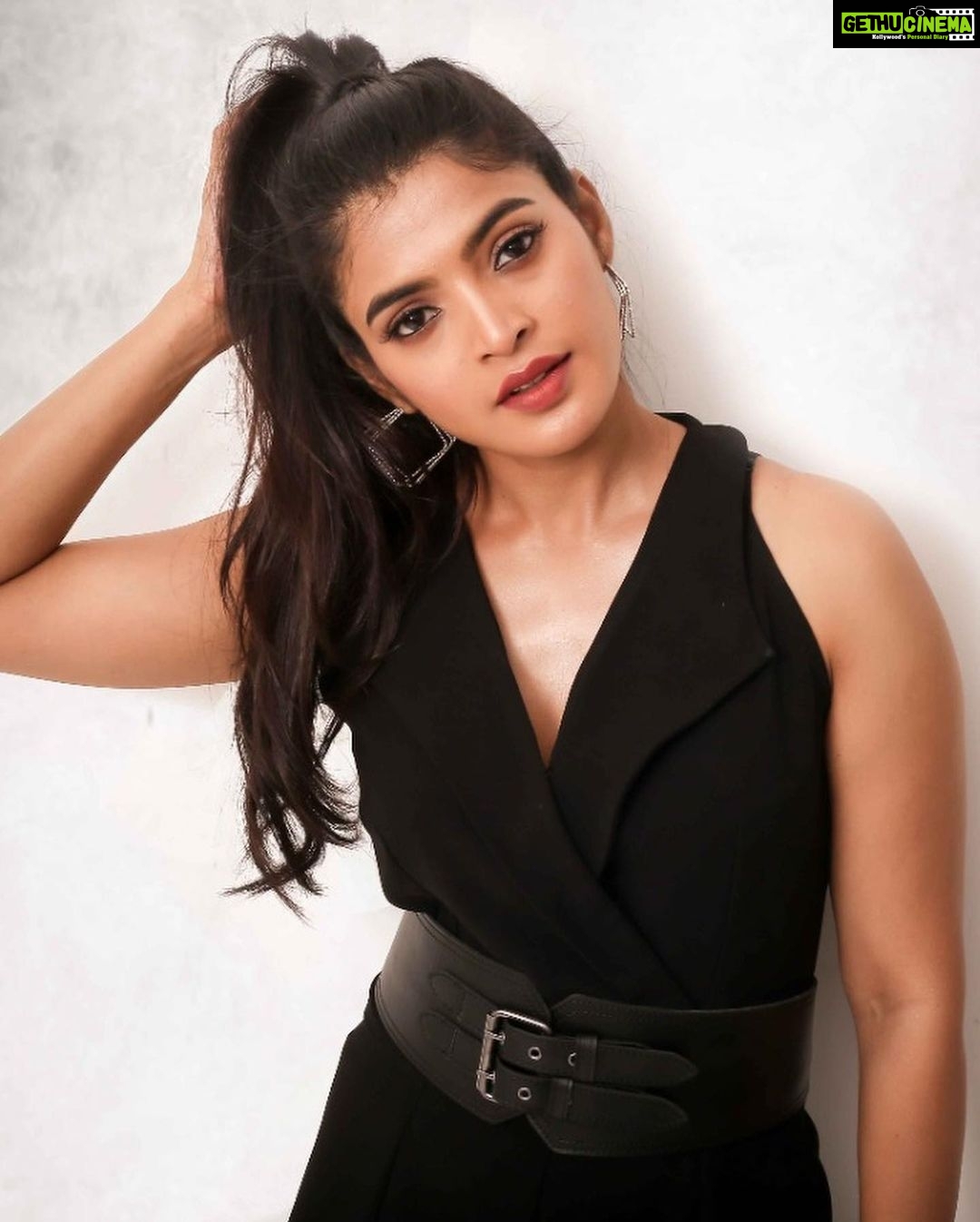 Sanchita Shetty Instagram - Aloneness is the presence of oneself..! Photography : @rahuldev1177 đ¸đ¸ Designed & styled by : @slayofficialstudio @simarvinodh Hair makeup by : @makeupandhairbyrehana & @makeoverbyimti #sanchita #sanchitashetty #spreadlovepositivity â¤ď¸