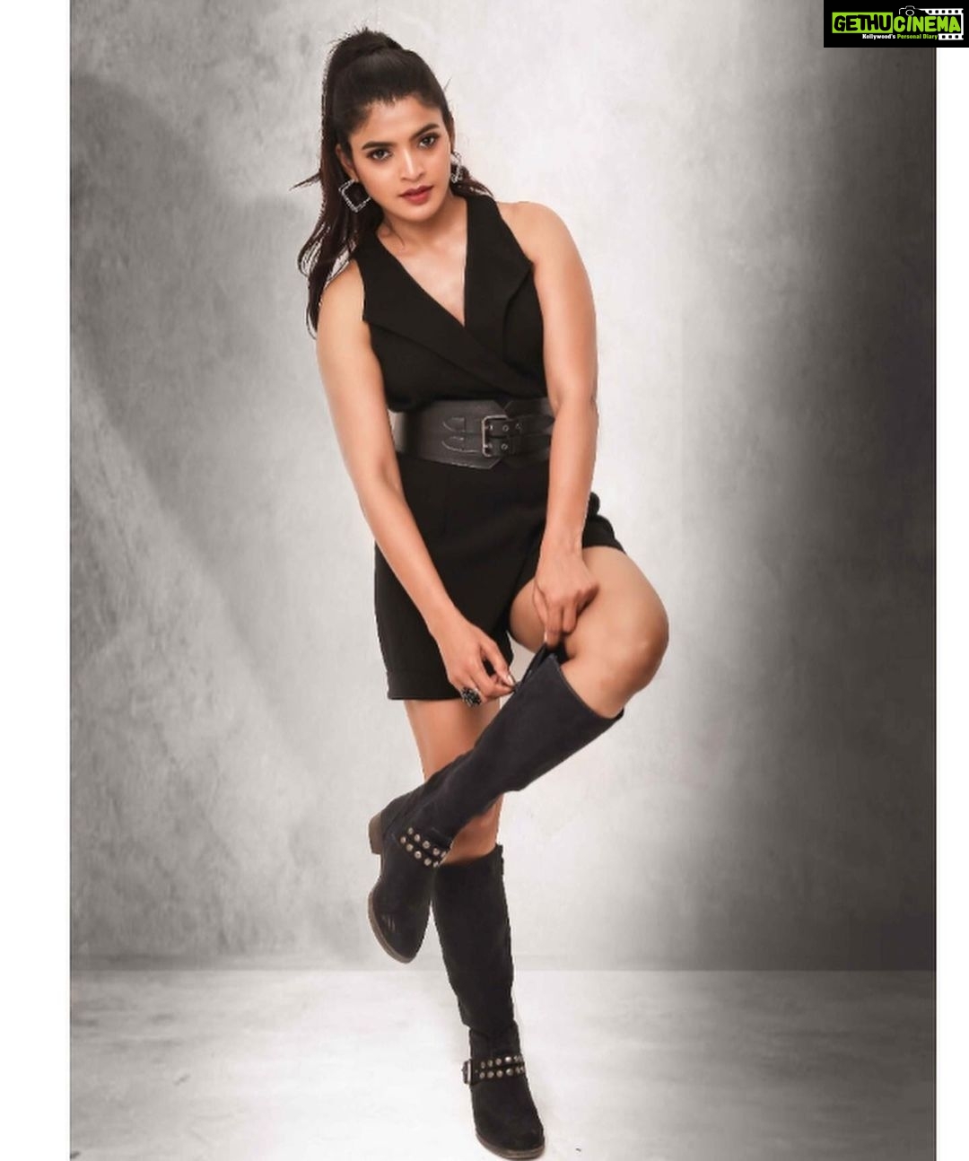 Sanchita Shetty Instagram - Aloneness is the presence of oneself..! Photography : @rahuldev1177 đ¸đ¸ Designed & styled by : @slayofficialstudio @simarvinodh Hair makeup by : @makeupandhairbyrehana & @makeoverbyimti #sanchita #sanchitashetty #spreadlovepositivity â¤ď¸