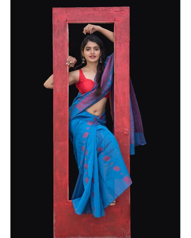 Sanchita Shetty Instagram - May the spirit open the right doors at the right time to lead you, where you are meant to go. #sareelove #sanchitashetty #spreadlovepositivity ❤️