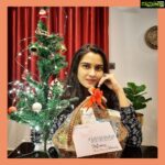 Sangeetha Bhat Instagram – Thank you for this beautiful gift hamper on the occasion of Christmas @cheveuderm_medspa @dr_vishakha_iyer 💕

I love it🥰💞💞

#cheveuderm #medspa #drvishakaiyer #Christmasgifthamper #sangeethabhat #sangeethabhatsudarshan #actress #actressforever #skincareproducts Cheveuderm medspa