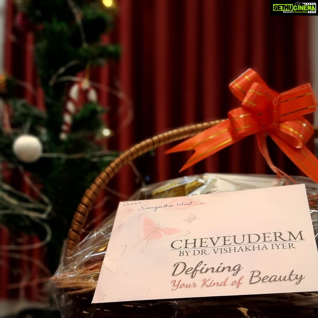 Sangeetha Bhat Instagram - Thank you for this beautiful gift hamper on the occasion of Christmas @cheveuderm_medspa @dr_vishakha_iyer π I love itπ₯°ππ #cheveuderm #medspa #drvishakaiyer #Christmasgifthamper #sangeethabhat #sangeethabhatsudarshan #actress #actressforever #skincareproducts Cheveuderm medspa