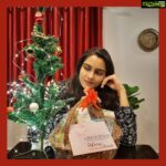 Sangeetha Bhat Instagram – Thank you for this beautiful gift hamper on the occasion of Christmas @cheveuderm_medspa @dr_vishakha_iyer 💕

I love it🥰💞💞

#cheveuderm #medspa #drvishakaiyer #Christmasgifthamper #sangeethabhat #sangeethabhatsudarshan #actress #actressforever #skincareproducts Cheveuderm medspa