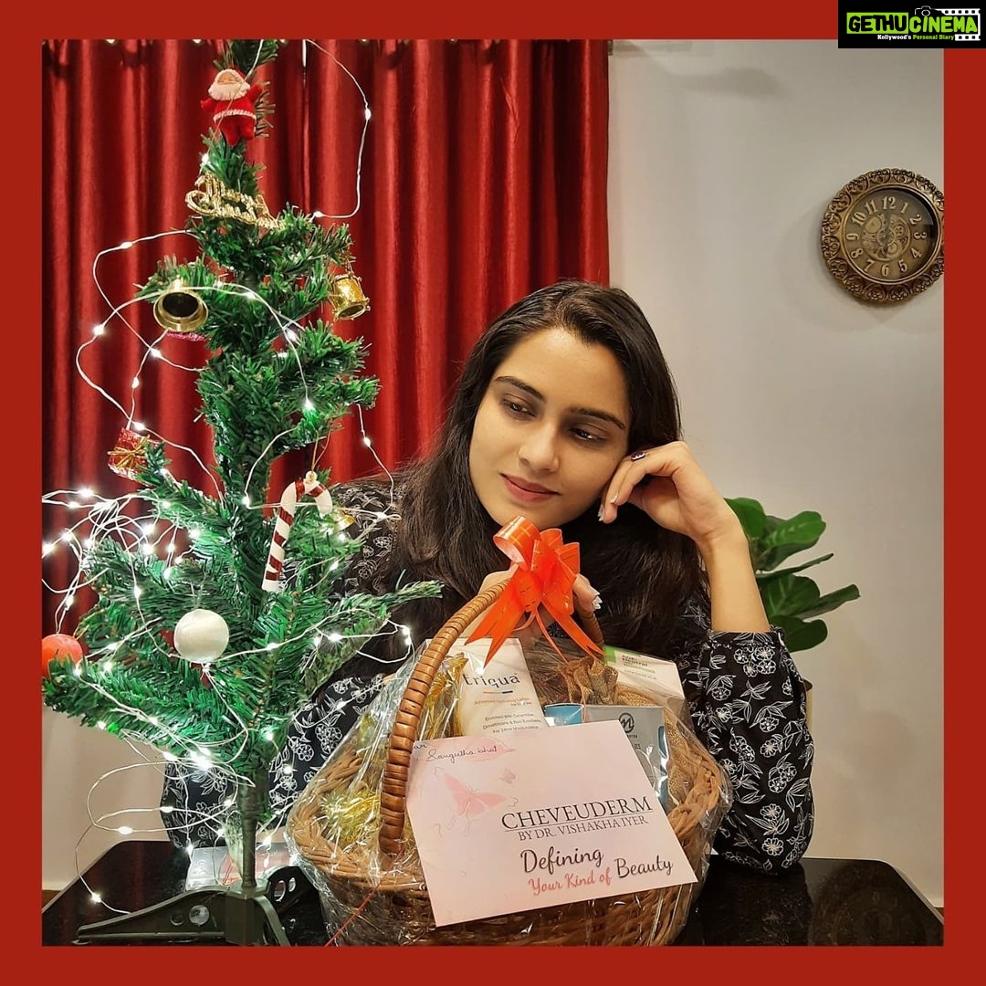 Sangeetha Bhat Instagram - Thank you for this beautiful gift hamper on the occasion of Christmas @cheveuderm_medspa @dr_vishakha_iyer π I love itπ₯°ππ #cheveuderm #medspa #drvishakaiyer #Christmasgifthamper #sangeethabhat #sangeethabhatsudarshan #actress #actressforever #skincareproducts Cheveuderm medspa