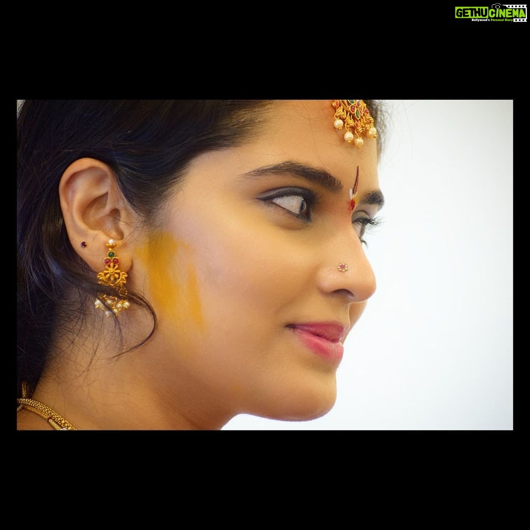 Sangeetha Bhat Instagram - “Today you are you! That is truer than true! There is no one alive who is you-er than you! Shout loud, ‘I am lucky to be what I am!...’” “Never be bullied into silence. Never allow yourself to be made a victim. Accept no one’s definition of your life, but define yourself.” Pc-@shankedelic_ #gratitude #grateful #iyengar #iyengarmaami #housewarming #home #sangeethabhatsudarshan #sangeethabhat #ethinicwear #sareelove #sareedraping #saree #instagram #facebook #blue #pink #purple #red #southindianbride #iyengarbride #selflovequotes #shareloveandjoy #shareloveandrespect #bekind Bangalore, India