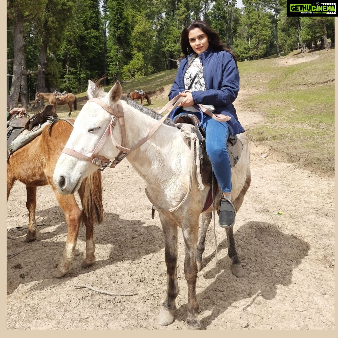 Sangeetha Bhat Instagram - Meet Micheal the horse(pony)...ππ΄ He and me we have one thing in common....... Guess what!!!!!!!!!!! Comment below.... if you don't get the answer right by evening, i will post the answer........ No correct answers were posted, so...... here it goes.... Me and Micheal love eating(that is what we have in common, everytime he found his favorite greens he would stop to eat them, as you all can see in the second picture.....(once he even jumped into the river)π¬π¬π¬ππ I'm a proud foodie too.....π₯°π₯°π₯°ππ΄π¬ #horseride #pahalgam #kashmirdairies #kashmirvalley #kashmirtourism #actress #sangeethabhatsudarshan #sangeethabhat Pahalgam