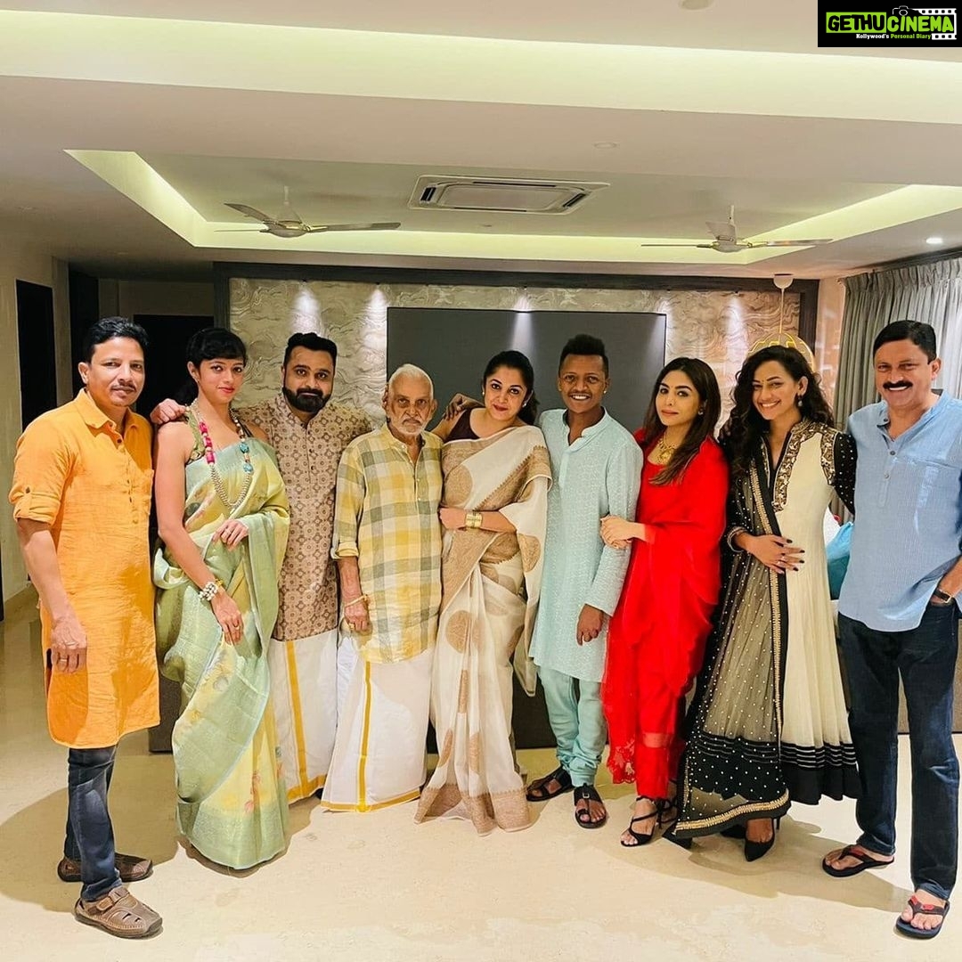 Sanjana Singh Instagram - The festival of lights is indeed a beautiful time to celebrate with your loved ones. The glittering lights, diyas and lanterns fill the sky ... @sidneysladen @reshmakhan01 @meramyakrishnan @ayshwarya_gugan ❤️🌹🥰❣️💓😘❤️, happy Diwali to everyone...spread love and happiness to everyone, stay strong , stay happy & positive ❤️