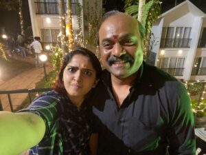 Sanusha Instagram - Njan kand pidicha entethaaya bhaavangalude ettavum vallya fan 🥸😅😝🤓😁
Alle @kalabhavan_shajohn ettaa… angane alle ?? 
#marathakam #onlocation #shajohn #chettan #muthaanu 
#instagood