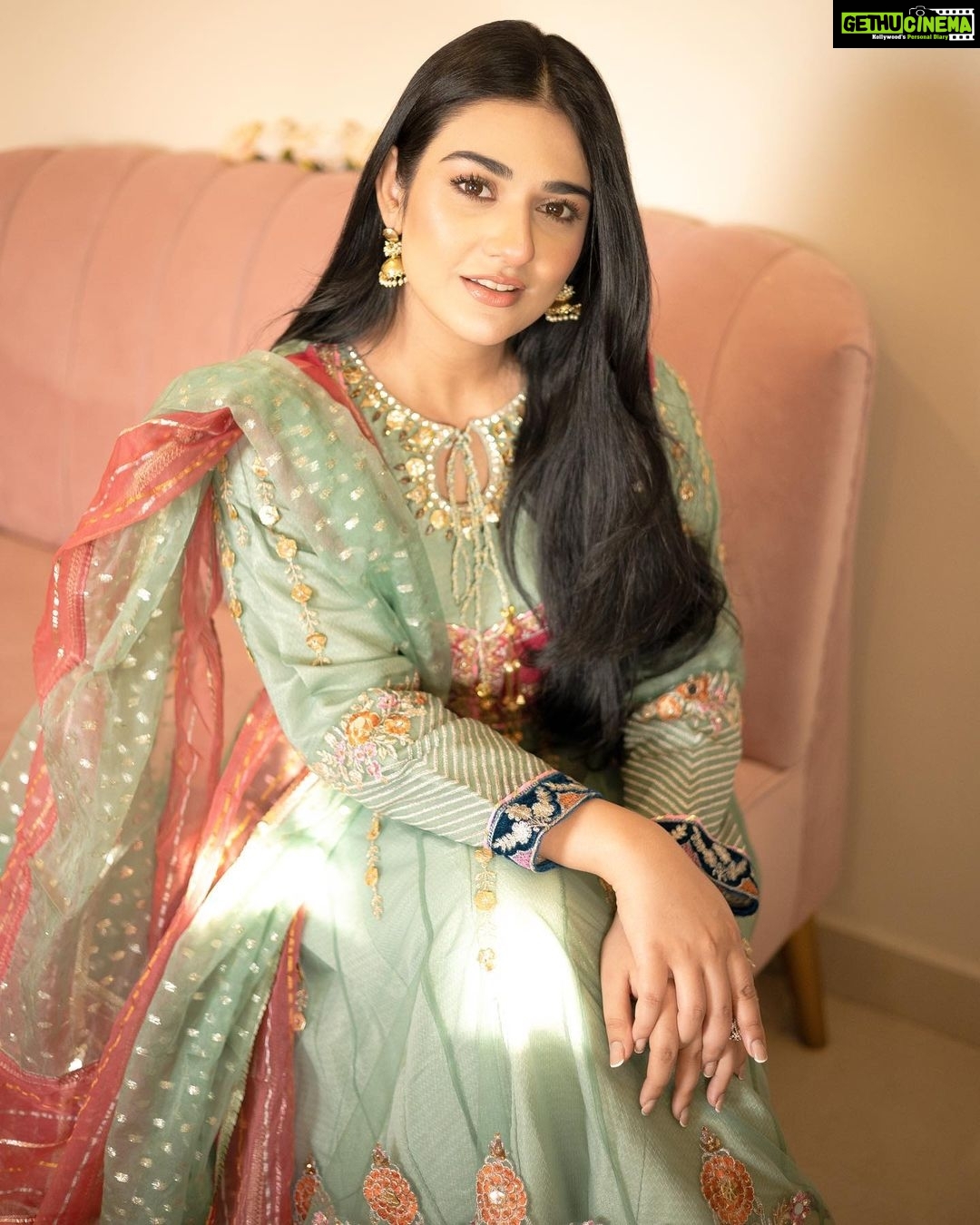 Sarah Khan Instagram - @laamofficial END OF YEAR SALE is ending in 12 hours. Shop my look at www.laam.pk on FLAT 50% OFF 🤩 Presenting you all my favourite LUXURY WEDDING WEAR choice, available to shop with some exciting deals. ⭐️ Festive unstitched starting from PKR 5000 🌟 3pc Winter Unstitched starting from PKR 1400 ⭐️ PRET starting from PKR 1700 Visit www.laam.pk to shop more and save more. 📸 @itsshehryaradil #Laam #EndofYearSale #PaksitansBiggestFashionPlatform #DiscoverFashion #SarahKhan #SarahKhanxLaam