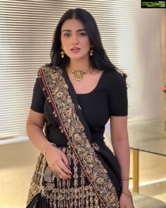 Sarah Khan Instagram - 💕✨

Wearing @kanwalmalik.official
Jewellery @kohar_jewel