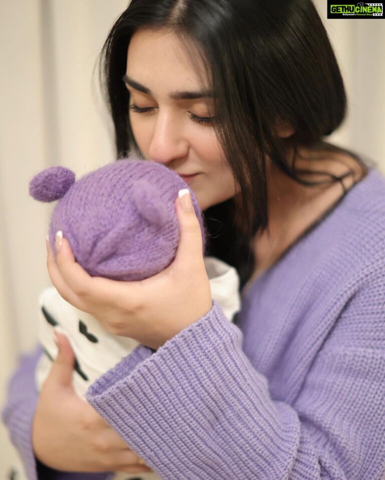 Sarah Khan Instagram - I’m proud of many things in life but nothing beats being a mother 💕 mama loves you little munchkin 📸 @abdulsamadzia