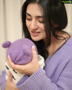 Sarah Khan Instagram - I’m proud of many things in life but nothing beats being a mother 💕 mama loves you little munchkin 

📸 @abdulsamadzia