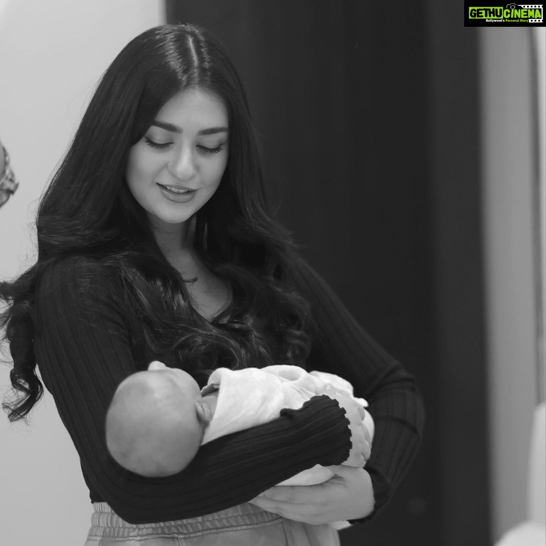 Sarah Khan - 556.3K Likes - Me and mine 💕