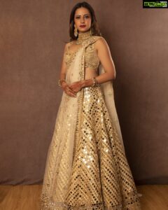 Sargun Mehta Instagram - Lehnga dekha hai mera ❤😍😍 Outfit @abhinavmishra_ @quirk_india Jewellery @balkishanjewellers Styled by @d_devraj Assisted by @pranjain_ Photograher @farazdaksaifuddin