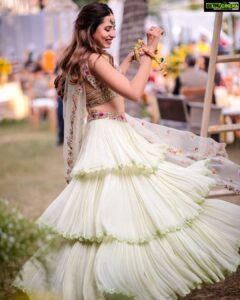 Sargun Mehta Instagram - Chann di kudi 🌛

Outfit @daddysprincesspj
Jewellers @balkishanjewellers 
Styled by @d_devraj
Assisted by @rich.a1836
Photographer @farazdaksaifuddin