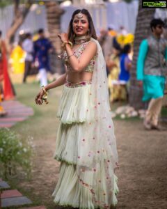 Sargun Mehta Instagram - Chann di kudi 🌛

Outfit @daddysprincesspj
Jewellers @balkishanjewellers 
Styled by @d_devraj
Assisted by @rich.a1836
Photographer @farazdaksaifuddin