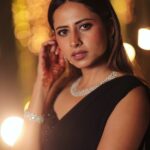 Sargun Mehta Instagram – Promotion strategy level 5 😀😀 .. dekhne ke liye 5th photo delhiye .

Outfit @premyabymanishii
Jewellery @anmoljewellers
Bracelet @curiocottagejewellery
Styled by @d_devraj
Photographer @farazdaksaifuddin