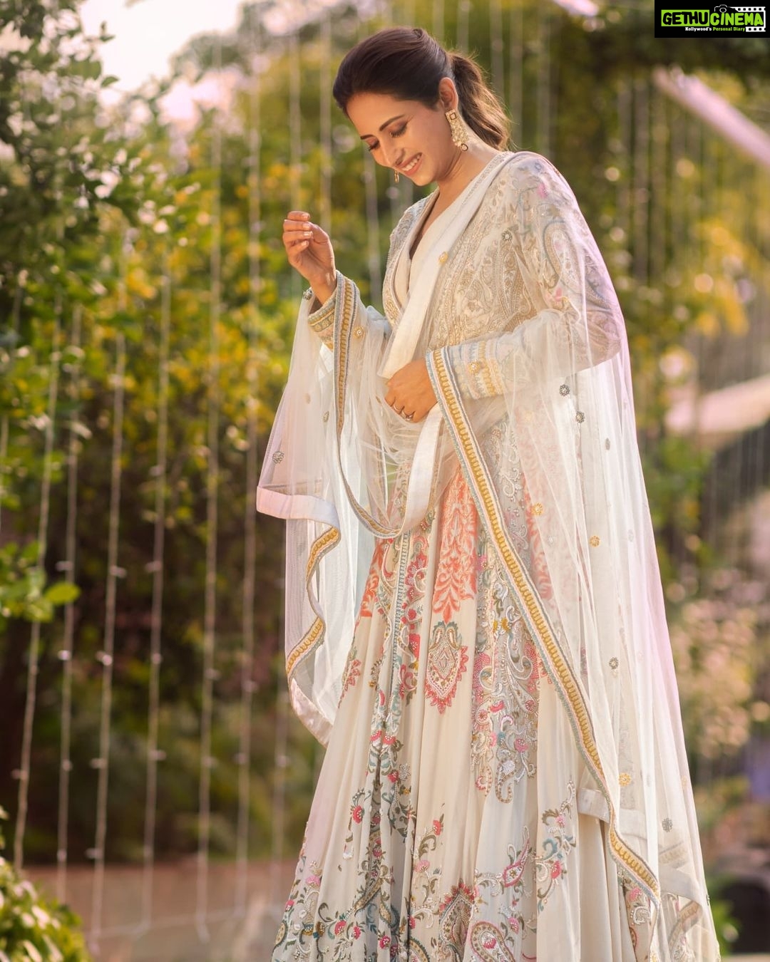 Sargun Mehta Instagram - Feeling fresh because #MATSYAKAAND is killing it 🥰🥰🥰 #bhaikishaadi #chikita #paath Outfit @varunbahlcouture Earings @balkishanjewellers Styled by @d_devraj Style team @rich.a1836 , @pranjain_ Photograher @farazdaksaifuddin