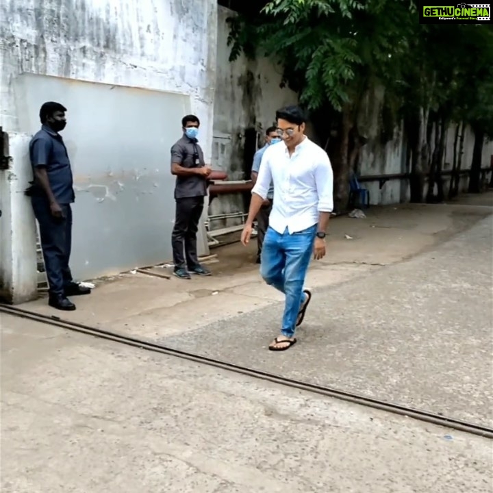 Sathish Krishnan Instagram - Entering studio with lots of self motivation . Energy level max . Mass bgm anyday . @success_itz_my_signature thanks for the capture n edit 🤗. #dancingsatz #sathishchoreograohy